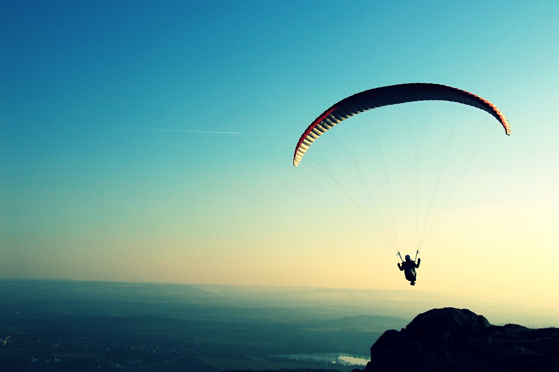 Flying high. Парашютисты в небе. Параплан. Парашют Эстетика. Параплан в небе на закате.